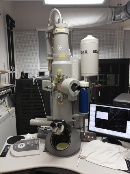 Transmissionselektronenmikroskop vom Typ FEI Tecnai im Einsatz Transmissionselektronenmikroskop im Labor