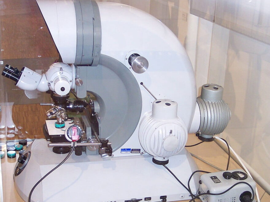 Auflichtmikroskop zur Untersuchung undurchsichtiger Materialien