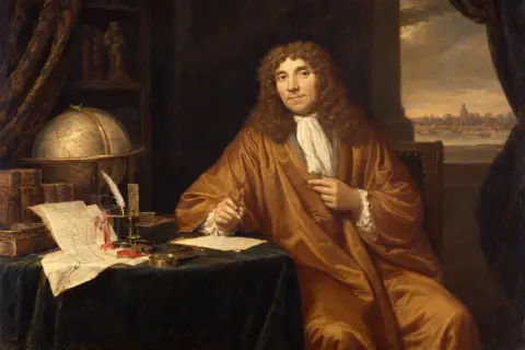 Darstellung von Antoni van Leeuwenhoek mit Einlinsen-Mikroskop und mikroskopischen Beobachtungen